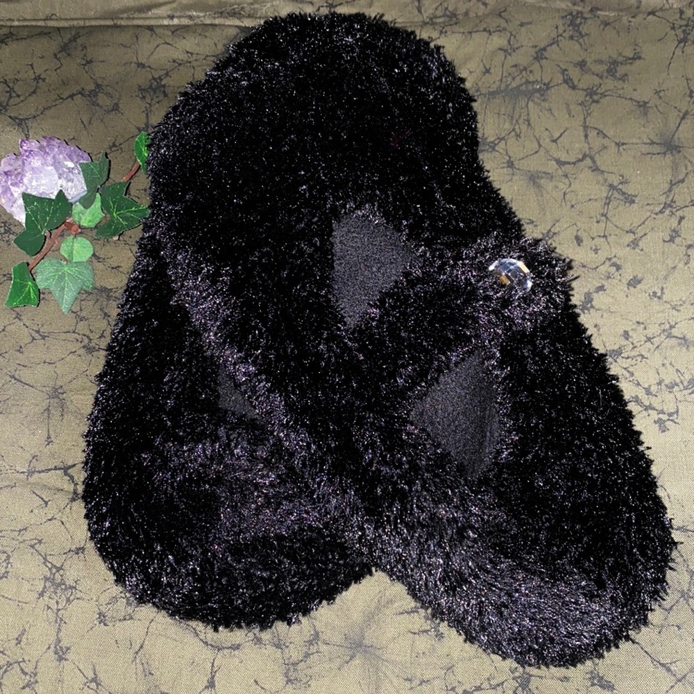 Black Slip on slippers sz 6 7